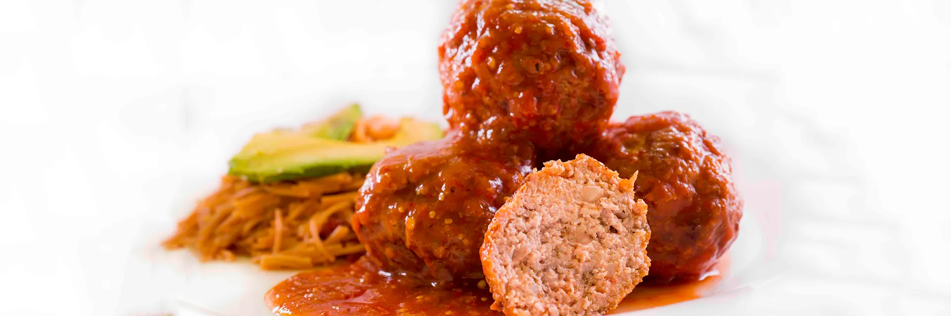 Albóndigas de carne molida de cerdo en salsa de chile pasilla