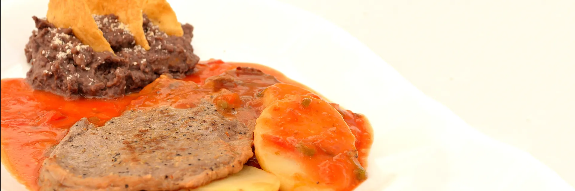 Bistec con papas, con el sabor de mamá