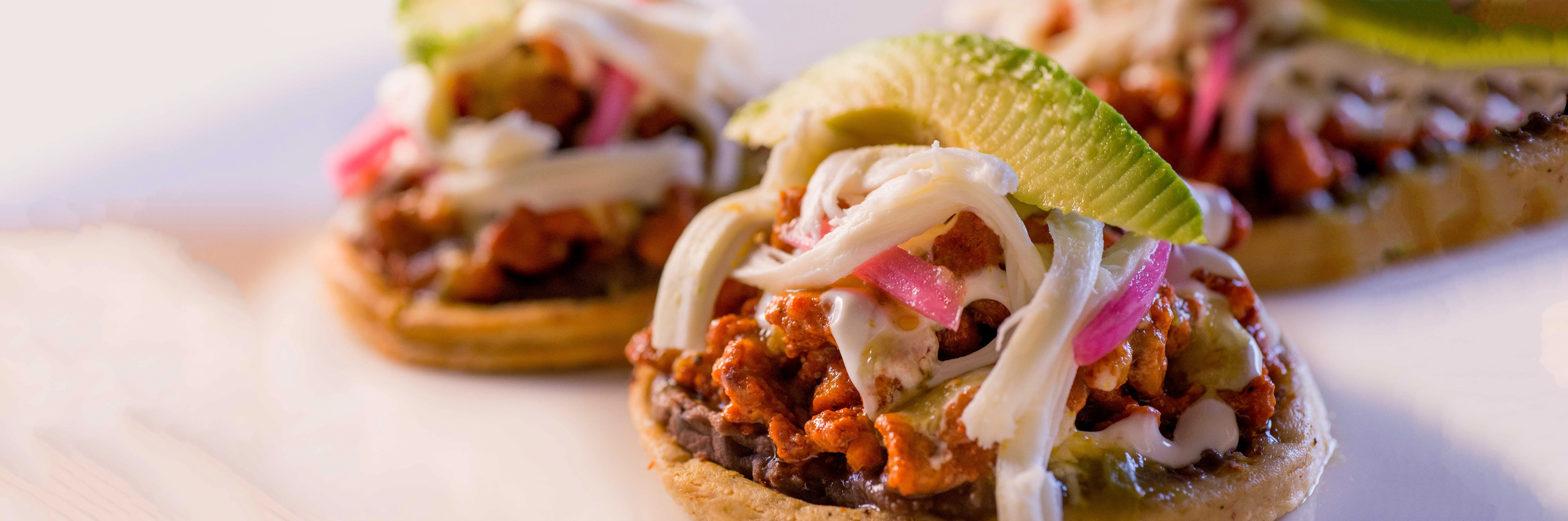 Sope de milanesa de cerdo a la yucateca, mucho más que una tortilla pellizcada