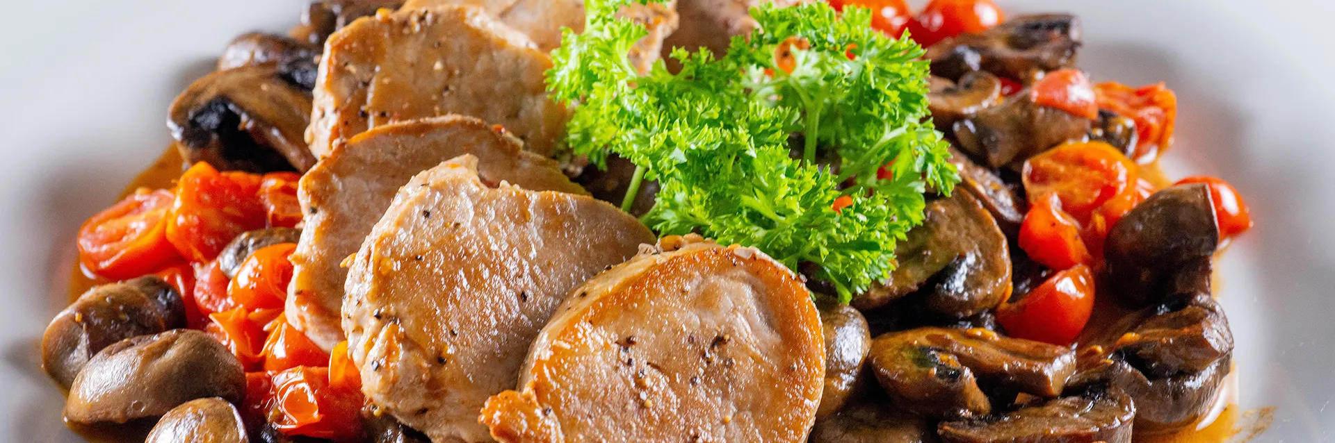 Medallones de filete de cerdo a la toscana, alta cocina.