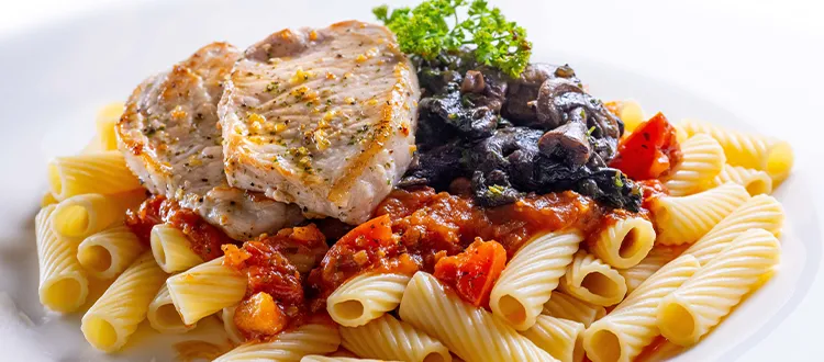 Rigatoni con lomo de cerdo y champiñones