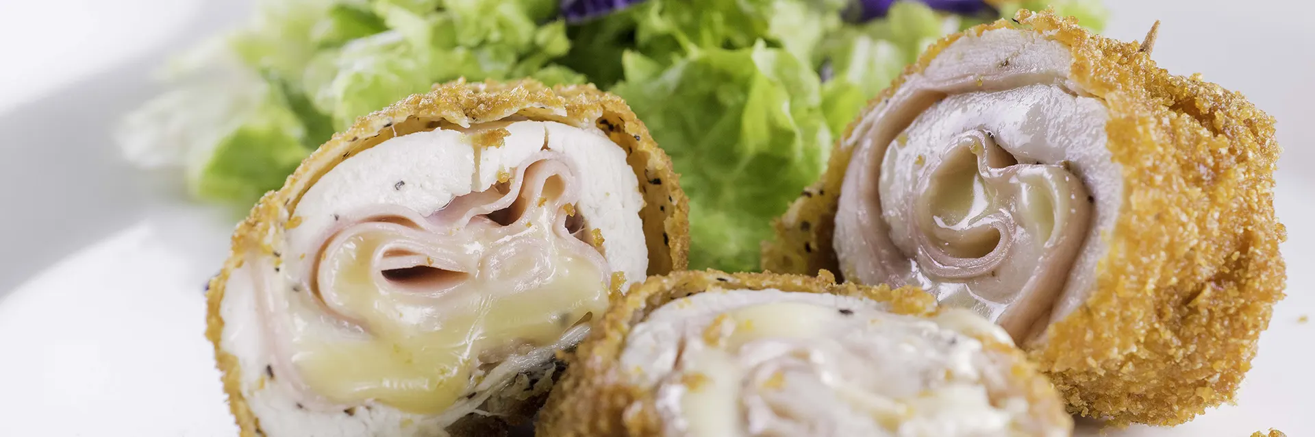 Milanesa de pollo a la cordon bleu, rollitos rellenos de sabor