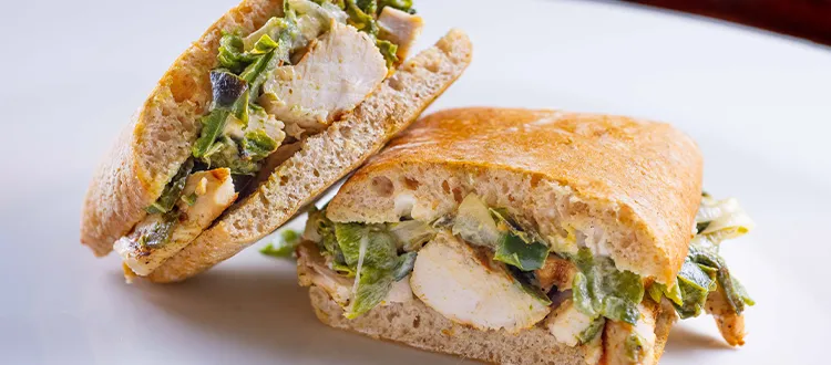 Sándwich de pechuga de pollo con rajas de poblano