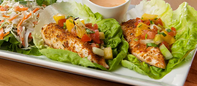 Tacos de lechuga con milanesa de pollo